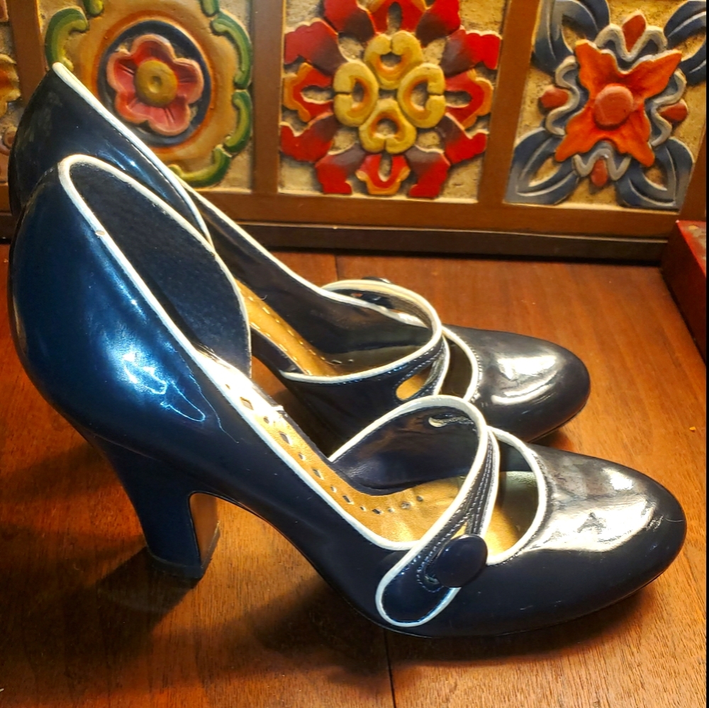 BCBGIRLS Navy White Nautical Pumps Patent Heels 6